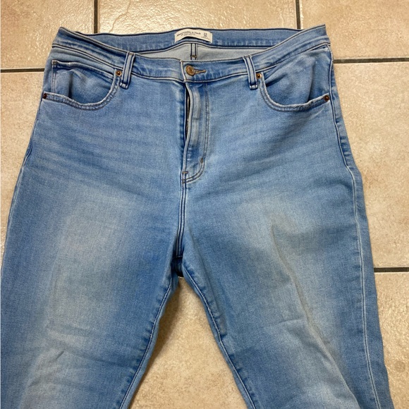 33-16 Ambercrombie jeans. Light wash - Picture 3 of 4
